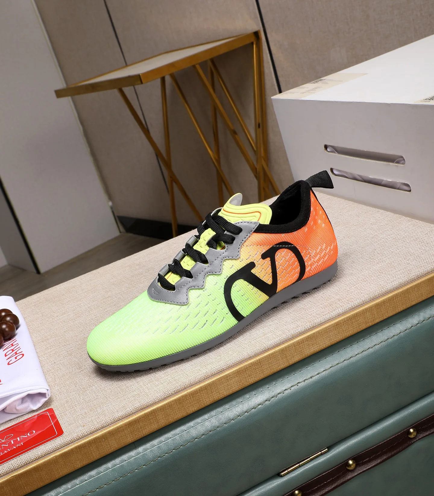 Men's Men's Shoes 💰620 VALENTINO 🌹🌹🌹2025 Valentino's latest spring sneakers! The counter 🔥 recommends RUNBOOT, which is lightweight and comfortable. It has a multi-functional design that integrates blue sneakers, running shoes, and fashionable sneakers to create a cool on-foot effect. ♥️♥️Fashionable sneakers that are sought after by many popular celebrities and fashion influencers♥️♥️. 👉All-round original 1:1 high-end production 👉Fabrics: Two options: delicate, soft and comfortable eyelet lambskin and high-end technical fabrics 👍Super soft suede special lining inside 👍Outsole wear-resistant TPU material 👍Full set of original counter packaging